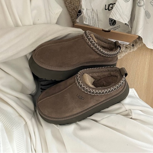 UGG Tazz Platform Slippers in Hickory (NWT/39) - Picture 4 of 8